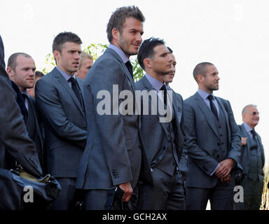 Wayne Rooney, Michael Carrick, David Beckham, Frank Lampard und Matthew Upson aus england (von links nach rechts) beobachten lokale Tänzer, die auf dem Royal Bafokeng Sports Campus in Rustenburg, Südafrika, ankommen. Stockfoto