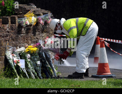 Nach dem Schussrausch von Derrick Bird in Cumbria, bei dem 12 Menschen ums Leben gekommen sind, werden in Egremont florale Tribute hinterlassen. Stockfoto