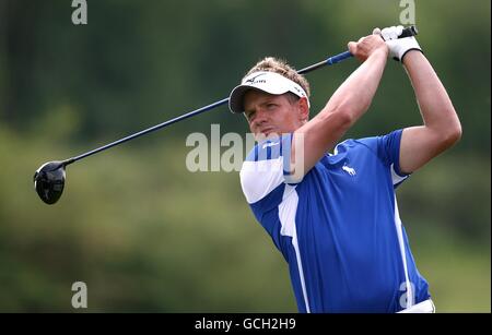 Golf - The Celtic Manor Wales Open 2010 - Round One - The Celtic Manor Resort. Englands Luke Donald in Aktion während der ersten Runde der Celtic Manor Wales Open im Celtic Manor Resort Stockfoto