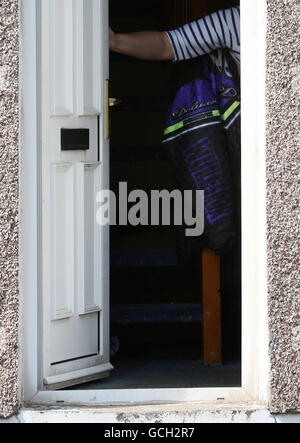 Eine Jacke sitzt auf dem Geländer im Haus von Derrick Bird in Rowrah, während Polizeiforensiker das Anwesen nach dem gestrigen Schussrausch in Cumbria, bei dem 12 Menschen ums Leben gekommen sind, weiter durchsuchen. Stockfoto