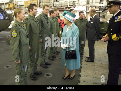Königin besucht größte Kriegsschiff der Marine Stockfoto