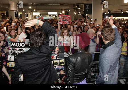 Stars der Fernsehsendung 'The Vampire Diaries' (links - rechts) Ian Somerhalder, Nina Dobrev und Paul Wesley vor einer Autogrammstunde im HMV in der Oxford Street London. DRÜCKEN SIE VERBANDSFOTO. Bilddatum: Donnerstag, 3. Juni 2010. Das Foto sollte lauten: Yui Mok/PA Wire Stockfoto