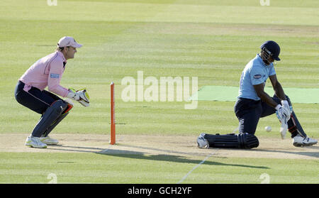 Middlesex Panthers Wicketkeeper Adam Gilchrist beobachtet, wie Sussex Sharks Dwayne Smith während des Friends Provident T20-Spiels auf dem Lord's Cricket Ground, London, 4 Läufe den Ball traf. Stockfoto