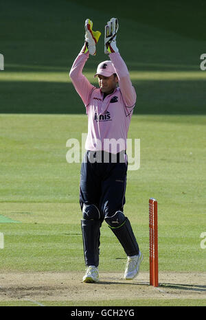 Middlesex Panthers Wicketkeeper Adam Gilchrist beim Friends Provident T20-Spiel auf dem Lord's Cricket Ground, London. Stockfoto