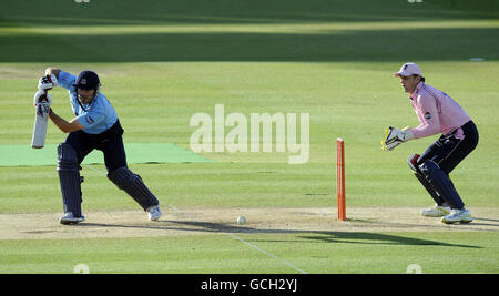 Middlesex Panthers Wicketkeeper Adam Gilchrist beobachtet Sussex Sharks Michael Yardy traf den Ball für 4 Läufe während des Friends Provident T20-Spiels auf Lord's Cricket Ground, London. Stockfoto