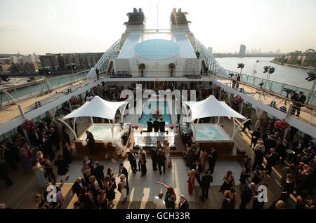 Gäste an Bord des Luxuskreuzfahrtschiffes Seabourn wohnen vor der Namenszeremonie auf der Themse in London. Stockfoto