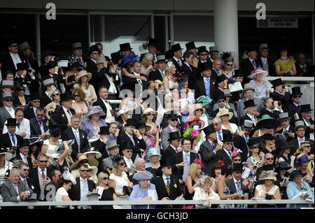 Pferderennen - Investec Derby Festival - Investec Derby Day - Epsom Racecourse. Während des Investec Derby Festivals auf der Epsom Downs Racecourse, Surrey, werden Zylinderhut und Schwanz auf der Haupttribüne getragen. Stockfoto