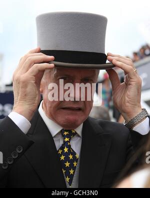 Pferderennen - Investec Derby Festival - Investec Derby Day - Epsom Racecourse. Sir Geoff Hurst während des Derby Day auf der Rennbahn Epsom Stockfoto