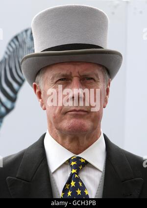 Pferderennen - Investec Derby Festival - Investec Derby Day - Epsom Racecourse. Sir Geoff Hurst während des Derby Day auf der Rennbahn Epsom Stockfoto