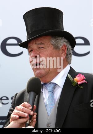 Trainer Sir Michael Stoute nach dem Gewinn des Investec Derby mit Sein Pferd Workforce während Derby Day auf der Rennbahn Epsom Stockfoto