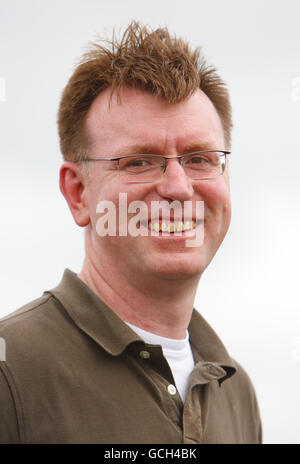 Professor Bob Nichol vom Institut für Kosmologie und Gravitation der Universität von Portsmouth und LOFAR-britischer Sprecher am Chilbolton Observatory in der Nähe von Andover, Hampshire. Stockfoto