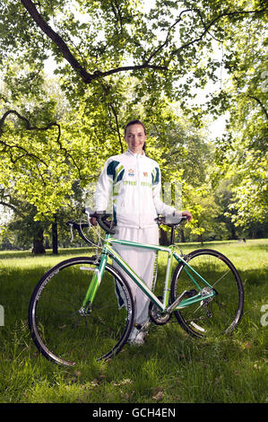 Die olympische Goldmedaillengewinnerin Victoria Pendleton posiert mit einem Fahrrad, das ihr Design im Londoner Hyde Park präsentiert, um eine Online-Auktion und eine exklusive Ausstellung von Traum-Fahrrädern zu starten, die von Berühmtheiten entworfen werden und im London Transport Museum im Londoner Covent Garden stattfinden werden. Zur Feier der Team Green Britain Bike Week, unterstützt von EDF Energy, die vom 19. Bis 27. Juni stattfindet. Stockfoto