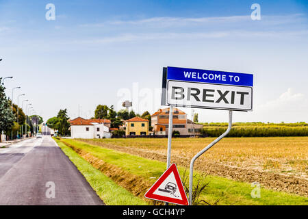 eine gefälschte Schild mit willkommen, Austritt, Abkürzung von Großbritannien aus EU, mit Warnzeichen Straße über gefährliche Verges beenden Stockfoto