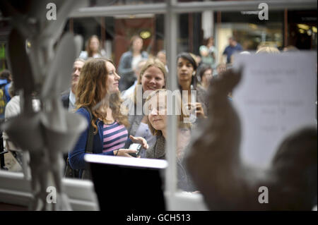 Eine Frau versucht, in den neuen Highgrove-Laden in der Milsom Street, Bath, zu gucken, als der Prinz von Wales eintrifft, um das Gelände offiziell zu eröffnen. Stockfoto