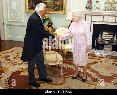 Königin Elizabeth II. Begrüßt Lord Patel, bevor sie ihm während einer Audienz im Buckingham Palace, London, die Insignien eines Ritters der Thistle übergibt. Stockfoto