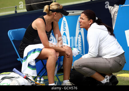 Tennis - 2010 AEGON Classic - Tag drei - Edgbaston Priory Club. Die britische Elena Baltacha spricht mit ihrer Physiopherapistin während des AEGON Classic im Edgbaston Priory Club, Birmingham. Stockfoto