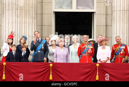 Königin Elizabeth II. Und der Herzog von Edinburgh (Mitte) beobachten einen Flipper vom Balkon des Buckingham Palace im Zentrum von London aus, zusammen mit anderen Mitgliedern der königlichen Familie (von links) Prinzessin Eugenie, Prinzessin Beatrice, Prinz William, Graf und Gräfin von Wessex, Prinz und Prinzessin Michael von Kent, der Herzog von York, Die Herzogin von Cornwall und der Prinz von Wales, nach der Trooping the Color Zeremonie bei der Horse Guards Parade. Stockfoto