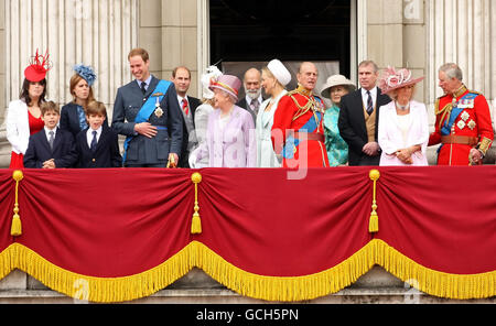 Königin Elizabeth II. Und der Herzog von Edinburgh (Mitte) beobachten einen Flipper vom Balkon des Buckingham Palace im Zentrum von London aus, zusammen mit anderen Mitgliedern der königlichen Familie (von links) Prinzessin Eugenie, Prinzessin Beatrice, Prinz William, Graf und Gräfin von Wessex, Prinz und Prinzessin Michael von Kent, der Herzog von York, Die Herzogin von Cornwall und der Prinz von Wales, nach der Trooping the Color Zeremonie bei der Horse Guards Parade. Stockfoto