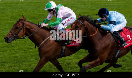 Distant Memories geritten von Jamie Spencer schlägt Oratory geritten von Robert Winston, um die Ladbrokes.com Einsätze während des 40. Macmillan Charity Day auf der York Racecourse zu gewinnen. Stockfoto