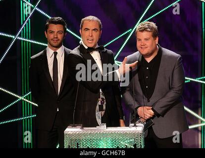 Dominic Cooper (links), James Nesbitt (Mitte) und James Corden (rechts) auf der Bühne während der National Movie Awards 2010 in der Royal Festival Hall, London. Stockfoto