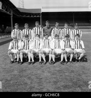 Mannschaftsgruppe West Bromwich Albion. (Hintere Reihe, L-R) Doug Fraser, John Kaye, John Talbut, John Osbourne, Richard Krzywicki, Ray Wilson, Graham Williams. (Erste Reihe, L-R) Asa Hartford, Danny Hegan, Tony Brown, Jeff Astle, Colin Suggett, Bobby Hope, Alan Glover Stockfoto