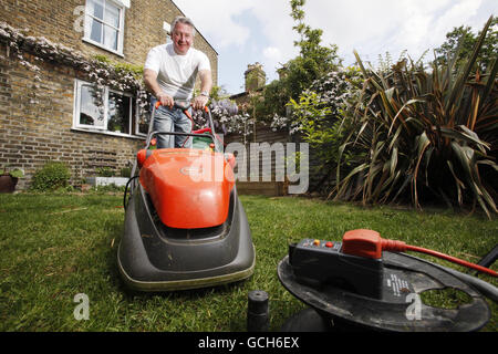 TV-DIY-Experte Tommy Walsh in einem Haus in London demonstriert den Einsatz eines Fehlerstromschutzgeräts (RCD), ein lebensrettendes Gerät im Falle eines Stromunfalls. Stockfoto