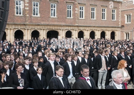 Die Schüler warten darauf, Königin Elizabeth II. Zu sehen, als sie das Eton College in Bekshire besucht, um den 150. Jahrestag der Schule zu begehen. Stockfoto