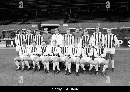 West Bromwich Albion Team-Gruppe. (Hintere Reihe, L-R) Graham Lovett, Eddie Colquhoun, Ray Wilson, Richard Sheppard, S. Williams (Trainer) John Kaye, John Osborne, Clive Clark, Jeff Astle und Dennis Clarke. (Vordere Reihe, L-R) Bobby Hope, Douglas Fraser, Tony Brown, Graham Williams, John Talbut, Ian Collard, Ronnie Rees und Asa Hartford Stockfoto