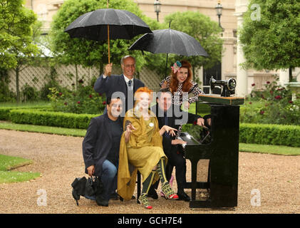 (Von links nach rechts) Sanjeev Bhaskar, Roger Saul, Dame Vivienne Westwood, Jools Holland und Paloma Faith bei einer Fotoaktion im Clarence House im Zentrum von London, um „A Garden Party to make a Difference“ zu starten, eine Initiative des Prince of Wales, die Menschen in ganz Großbritannien dabei helfen soll, ein nachhaltigeres Leben zu führen. Stockfoto