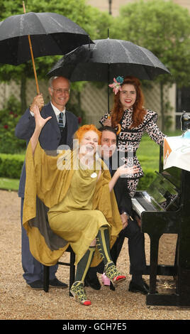 (Von links nach rechts) Roger Saul, Dame Vivienne Westwood, Jools Holland und Paloma Faith bei einer Fotoaktion im Clarence House im Zentrum von London, um „A Garden Party to Make a Difference“ zu starten, eine Initiative des Prinzen von Wales, die Menschen in ganz Großbritannien dabei helfen soll, ein nachhaltigeres Leben zu führen. Stockfoto