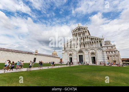 Touristen gehen im Garten von der Piazza Dei Miracoli, Besuch der historischen Stätte und den schiefen Turm von Pisa; Pisa, Siena, Italien Stockfoto