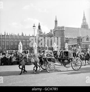 Die königliche Hochzeitsprozession von Prinzessin Anne und Kapitän Mark Phillips an der Westminster Hall und den Houses of Parliament vorbei. Stockfoto