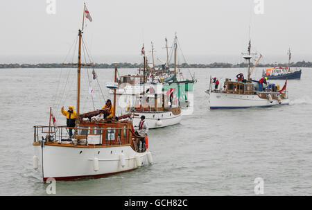 Die "kleinen Schiffe" kommen nach der Überquerung des Kanals von Dünkirchen, Frankreich, nach dem 70. Jahrestag der Operation Dynamo wieder in Ramsgate Harbour, Kent, an. Stockfoto