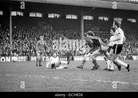 Fußball - League Division Two - Fulham gegen Queens Park Rangers - Craven Cottage. Die Queens Park Rangers Gary Waddock (Dritter von links) feuert einen Schuss ab und punktet gegen die West-Londoner Rivalen Fulham Stockfoto