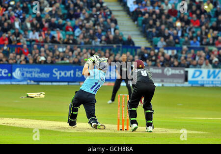 Sussex Luke Wright bricht seine Schläger, während er während des Friends Provident T20-Spiels auf dem County Ground, Hove, ins Spiel kommt. Stockfoto