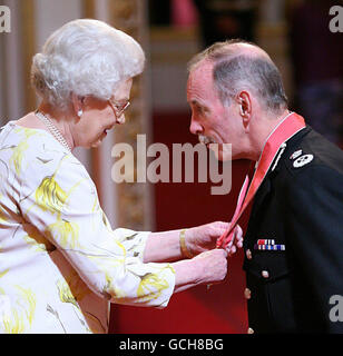 Tim Hollis, Chief Constable der Humberside Police, erhält von der britischen Königin Elizabeth II während der Investituren im Buckingham Palace in London einen CBE. Stockfoto