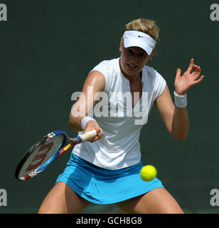 Tennis - die AEGON Trophy 2010 - Tag drei - Nottingham Tennis Center. Die US-amerikanische Alison Risiko im Kampf gegen die russische Nina Bratchikova Stockfoto