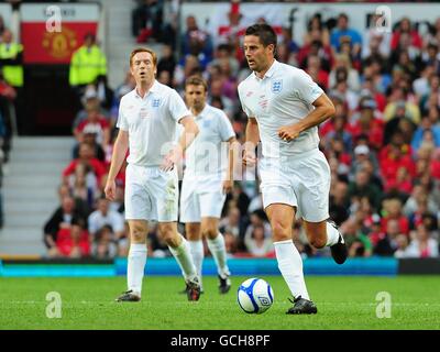 Damian Lewis (links) beobachtet Teamkollegen Jamie Redknapp während der 2010 Socceraid-Spiel bei Old Trafford Stockfoto