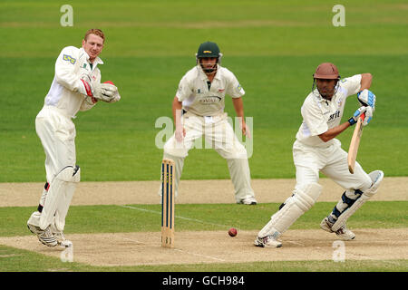 Cricket - Liverpool Victoria County Championship - Division Two - Tag drei - Surrey V Leicestershire - The Brit Oval. Surreys Younus Khan in Aktion während des Spiels Stockfoto