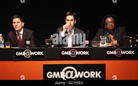 Die Kandidaten für die Führungskräfteführung (links - rechts) David Miliband, Ed Miliband und Diane Abbott bei den Hustings während der jährlichen Konferenz des GMB im Southport Theatre, Liverpool. Stockfoto