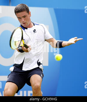 Der britische Jamie Baker im Einsatz gegen den usbekischen Denis Istomin während der AEGON Championships im Queen's Club, London. Stockfoto