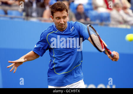 Der Großbritanniens Alex Bogdanovic im Einsatz gegen den bulgarischen Grigor Dimitrov während der AEGON-Meisterschaft im Queen's Club, London. Stockfoto