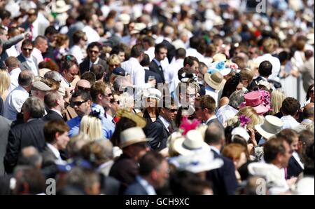 Eine vollgepackte Tribüne während des Ladies Day auf der Epsom Downs Racecourse, Surrey. Bilddatum: Freitag, 4. Juni 2010. Bildnachweis sollte lauten: Sean Dempsey/PA Wire. Stockfoto