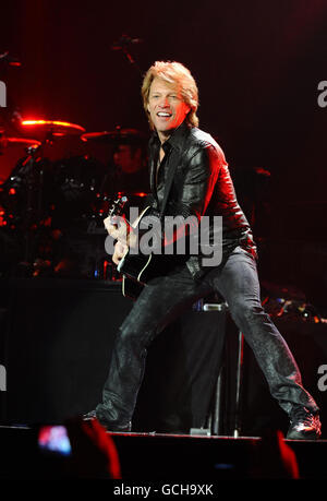 Bon Jovi im Konzert - London. Jon Bon Jovi von Bon Jovi während des Aufführens der Gruppe in der O2 Arena in London. Stockfoto