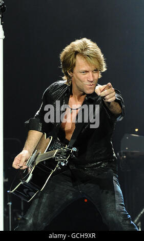 Bon Jovi im Konzert - London. Alternatives Erntegut. Jon Bon Jovi von Bon Jovi während des Aufführens der Gruppe in der O2 Arena in London. Stockfoto