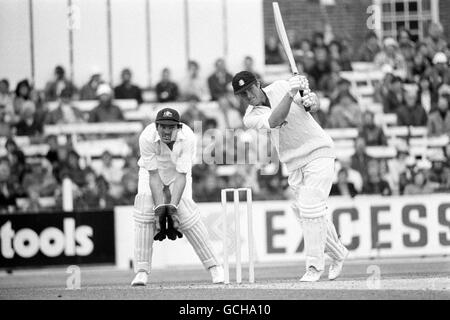 Der englische Dennis Amiss fährt vier Runs vor Ray Bright, während er sich auf den Weg zu 108 macht. Der australische Wicket-Keeper Richie Robinson schaut zu. Stockfoto