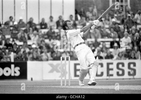 Der australische Batsman Richie Robinson trifft vier Treffer vor dem Bowling von Bob Willis. Stockfoto