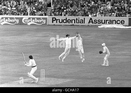 Der englische Kapitän Mike Brearley, zweite rechts, und Tony Greig, dritte rechts, bemühen sich sehr, eine Chance zu ergreifen, die der australische Opener Rick McCosker beim Bowling von Bob Willis bietet. Stockfoto