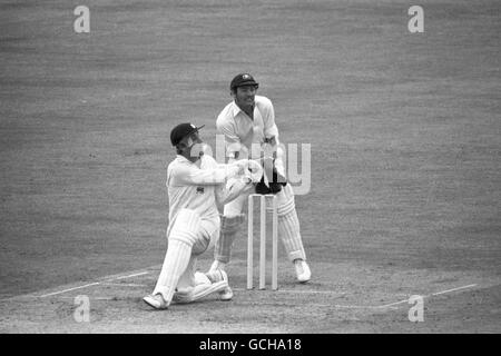 Der englische Kapitän Mike Brearley und der australische Wicket-Keeper Richie Robinson Stockfoto