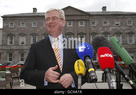 Der Labour-Vorsitzende Eamon Gilmore hat Labour nach einer Meinungsumfrage zum ersten Mal als größte politische Partei des Staates im Leinster House in Dublin bezeichnet. DRÜCKEN SIE VERBANDSFOTO. Bilddatum: Freitag, 11. Juni 2010. Bildnachweis sollte lauten: Niall Carson/PA Wire Stockfoto